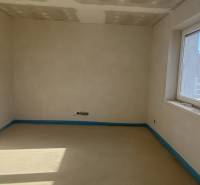 PREDAJ/ Kompletne zrekonštruovaný rodinný dom v Rožňave - Prázdna miestnosť v rodinnom dome s oknom a nedokončenými stenami.