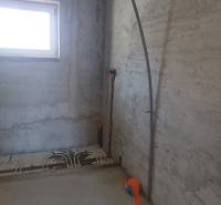 PREDAJ/ Kompletne zrekonštruovaný rodinný dom v Rožňave - Interiér rodinného domu vo výstavbe s oknom a prípravou na inštaláciu rozvodov.