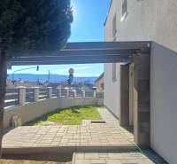 PREDAJ/ Kompletne zrekonštruovaný rodinný dom v Rožňave - Dvor rodinného domu na Košickej ulici v Rožňave s dreveným plotom a stromom.