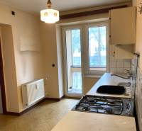 REZERVOVANÉ - Veľký 2-izbový byt s loggiou v centre Martina - Kuchyňa v 2-izbovom byte s plynovým sporákom a podlahou s dreveným dekorom.