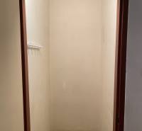 REZERVOVANÉ - Veľký 2-izbový byt s loggiou v centre Martina - Malý úložný priestor s dlažbou v 2-izbovom byte.