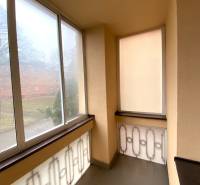 REZERVOVANÉ - Veľký 2-izbový byt s loggiou v centre Martina - Zasklený balkón v 2-izbovom byte s výhľadom na okolie.