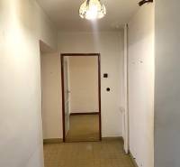 REZERVOVANÉ - Veľký 2-izbový byt s loggiou v centre Martina - Chodba s dlažbou a lustrom, vedúca do miestnosti v 2-izbovom byte.