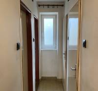 REZERVOVANÉ - Veľký 2-izbový byt s loggiou v centre Martina - Úzka chodba v 2-izbovom byte so svetlým obkladom na podlahe.