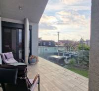 NADŠTANDARDNÝ 5 izbový dom Jánošíkova / Piešťany - Terasa v rodinnom dome na Jánošíkovej ulici v Piešťanoch s výhľadom na dvor.