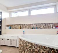 NADŠTANDARDNÝ 5 izbový dom Jánošíkova / Piešťany - Kúpeľňa s vaňou a mozaikovým obkladom v rodinnom dome.