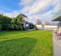 NADŠTANDARDNÝ 5 izbový dom Jánošíkova / Piešťany - Záhradný priestor rodinného domu na Jánošíkovej ulici v Piešťanoch s terasou a záhradným posedením.