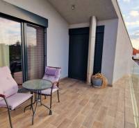 NADŠTANDARDNÝ 5 izbový dom Jánošíkova / Piešťany - Na ulici Jánošíkova je terasa rodinného domu s útulným posedením.