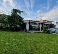 NADŠTANDARDNÝ 5 izbový dom Jánošíkova / Piešťany - Rodinný dom na Jánošíkovej ulici v Piešťanoch, s pozemkom a bazénom v záhrade.