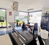 NADŠTANDARDNÝ 5 izbový dom Jánošíkova / Piešťany - Kuchyňa v rodinnom dome s ostrovčekom, rastlinami a vtáčou klietkou.