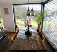 NADŠTANDARDNÝ 5 izbový dom Jánošíkova / Piešťany - Jedálenský stôl s kvetmi, podlaha s dreveným dekorom, Rodinný dom.