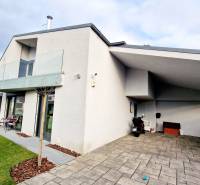 NADŠTANDARDNÝ 5 izbový dom Jánošíkova / Piešťany - Rodinný dom na Jánošíkovej ulici v Piešťanoch s terasou a záhradou.