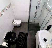 NADŠTANDARDNÝ 5 izbový dom Jánošíkova / Piešťany - Kúpeľňa v rodinnom dome s farebnou dlažbou, sprchovým kútom a umývadlom.