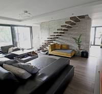 NADŠTANDARDNÝ 5 izbový dom Jánošíkova / Piešťany - Obývačka s pohodlnou sedačkou, otvoreným schodiskom a veľkými oknami, navrhnutá na ulici Jánošíkova.