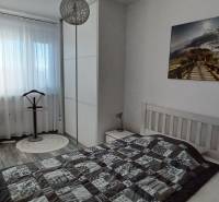 Na predaj 3izbový byt Tranovského , Dúbravka - Spálňa v 3-izbovom byte s posteľou, skriňou a dekoratívnou fotografiou na stene.