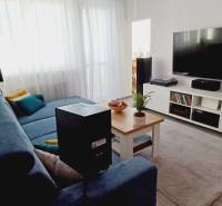 Na predaj 3izbový byt Tranovského , Dúbravka - Obývacia izba v 3-izbovom byte so sedačkou, televízorom a konferenčným stolíkom.