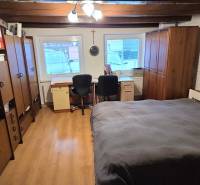 Na predaj 2 izbový rodinný dom, Dolné Orešany! - Izba v rodinnom dome s podlahou s dreveným dekorom, posteľou a kancelárskym kútom.