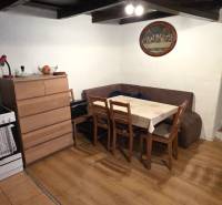 Na predaj 2 izbový rodinný dom, Dolné Orešany! - Kuchyňa v rodinnom dome s rohovou sedačkou a podlahou s dreveným dekorom.