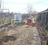 Na predaj 2 izbový rodinný dom, Dolné Orešany! - Záhrada rodinného domu v Dolných Orešanoch so zásobníkom na vodu a nádobou.