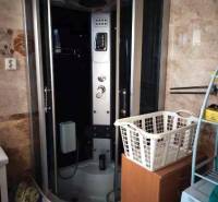 Rodinný dom na veľkorysom pozemku v Drahňove. - Kúpeľňa v rodinnom dome s masážnym sprchovým kútom a košom na bielizeň.