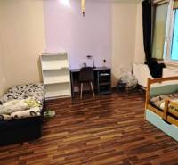 Rodinný dom na veľkorysom pozemku v Drahňove. - Interiér rodinného domu s posteľami a podlahou s dreveným dekorom.