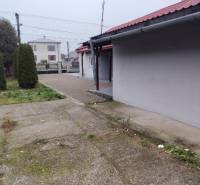 Rodinný dom na veľkorysom pozemku v Drahňove. - Rodinný dom v Drahňove s príjazdovou cestou a upraveným dvorom.