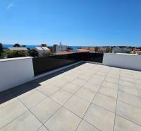 CHORVÁTSKO - Apartmány na ostrove VIR, Zadar - Pohľad z terasy 3-izbového bytu vo meste Vir s výhľadom na more.