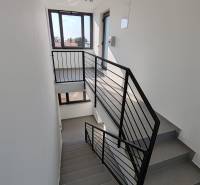 CHORVÁTSKO - Apartmány na ostrove VIR, Zadar - Schodisko s kovovým zábradlím a oknom v 3-izbovom byte.