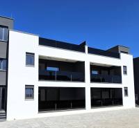 CHORVÁTSKO - Apartmány na ostrove VIR, Zadar - Moderný 3-izbový byt v meste Vir s minimalistickou architektúrou a priestrannými balkónmi.