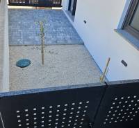 CHORVÁTSKO - Apartmány na ostrove VIR, Zadar - Dvor pri 3-izbovom byte vo Vire so záhradou a moderným plotom.