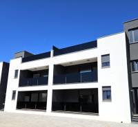 CHORVÁTSKO - Apartmány na ostrove VIR, Zadar - Moderná budova s balkónmi v meste Vir, vhodná pre 3-izbový byt.