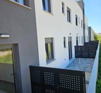 CHORVÁTSKO - Apartmány na ostrove VIR, Zadar - Radové domy s terasami v meste Vir, priestor pre 3-izbový byt.