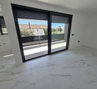 CHORVÁTSKO - Apartmány na ostrove VIR, Zadar - Interiér 3-izbového bytu s mramorovou podlahou a výhľadom na terasu.