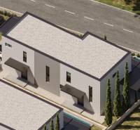 CHORVÁTSKO - Nový apartmánový komplex - MANDRE, ostrov PAG - Pohľad zhora na 4-izbový byt v Mandre s parkoviskom a malým bazénom.