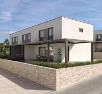 CHORVÁTSKO - Nový apartmánový komplex - MANDRE, ostrov PAG - Exteriér 4-izbového bytu v Mandre s terasou, modernou architektúrou a zaparkovaným autom.