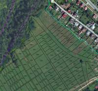 INVESTIČNÝ POZEMOK, SNEŽNICA - Plán Developerských pozemkov v Snežnici so zobrazenými parcelami a okolitým lesom.