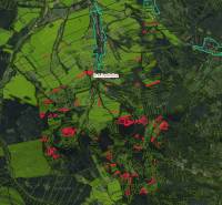 Lechnica – Orná pôda a lúky v komasácii - Letecký pohľad na poľnohospodárske a lesné pozemky v okolí Lechnice, označené farebnými líniami.