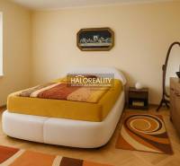 Predaj, rodinný dom Beša - Spálňa s podlahou s dreveným dekorom v rodinnom dome, svetlé steny, moderné zariadenie.