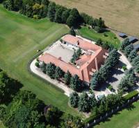 Exkluzívna honosná kúria | 3 ha pozemok | Dunakiliti - HU - Letecký pohľad na nehnuteľnosť v Dunakiliti s veľkým pozemkom a solárnymi panelmi.