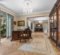 Exkluzívna honosná kúria | 3 ha pozemok | Dunakiliti - HU - Interiér so starožitným nábytkom, výraznými lustrami a podlahou s dreveným dekorom.