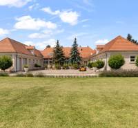 Exkluzívna honosná kúria | 3 ha pozemok | Dunakiliti - HU - Exteriér zvláštnych nehnuteľností v Dunakiliti s rozľahlým dvorom a stromami.