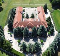 Exkluzívna honosná kúria | 3 ha pozemok | Dunakiliti - HU - Letecký pohľad na zvláštne nehnuteľnosti v Dunakiliti obklopené záhradou a solárnymi panelmi.