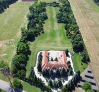 Exkluzívna honosná kúria | 3 ha pozemok | Dunakiliti - HU - Letecký pohľad na rozsiahly pozemok a budovu obklopenú zeleňou v Dunakiliti.