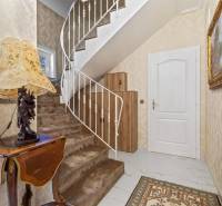 Exkluzívna honosná kúria | 3 ha pozemok | Dunakiliti - HU - Interiér so špirálovitým schodiskom, dekoratívnym stolíkom a štýlovým osvetlením. Zvláštne nehnuteľnosti.