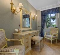 Exkluzívna honosná kúria | 3 ha pozemok | Dunakiliti - HU - Klasický interiér so zrkadlom, zdobeným nábytkom, stenovými svietidlami a podlahou s dreveným dekorom.