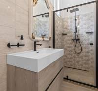 Exkluzívna honosná kúria | 3 ha pozemok | Dunakiliti - HU - Kúpeľňa so sprchovacím kútom a umývadlom, podlaha s dreveným dekorom v Zvláštnych nehnuteľnostiach.