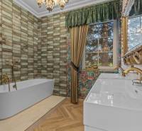 Exkluzívna honosná kúria | 3 ha pozemok | Dunakiliti - HU - Kúpeľňa so zlatými batériami, veľkou vaňou a podlahou s dreveným dekorom.