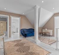 Exkluzívna honosná kúria | 3 ha pozemok | Dunakiliti - HU - Interiér so stĺpom, modrým gaučom a kobercami, Zvláštne nehnuteľnosti.