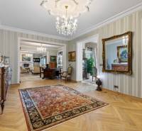 Exkluzívna honosná kúria | 3 ha pozemok | Dunakiliti - HU - Interiér Zvláštne nehnuteľnosti s podlahou s dreveným dekorom, zrkadlom a lustrom.