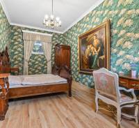 Exkluzívna honosná kúria | 3 ha pozemok | Dunakiliti - HU - Izba so zdobeným nábytkom, tapetami s rastlinným vzorom a podlahou s dreveným dekorom.